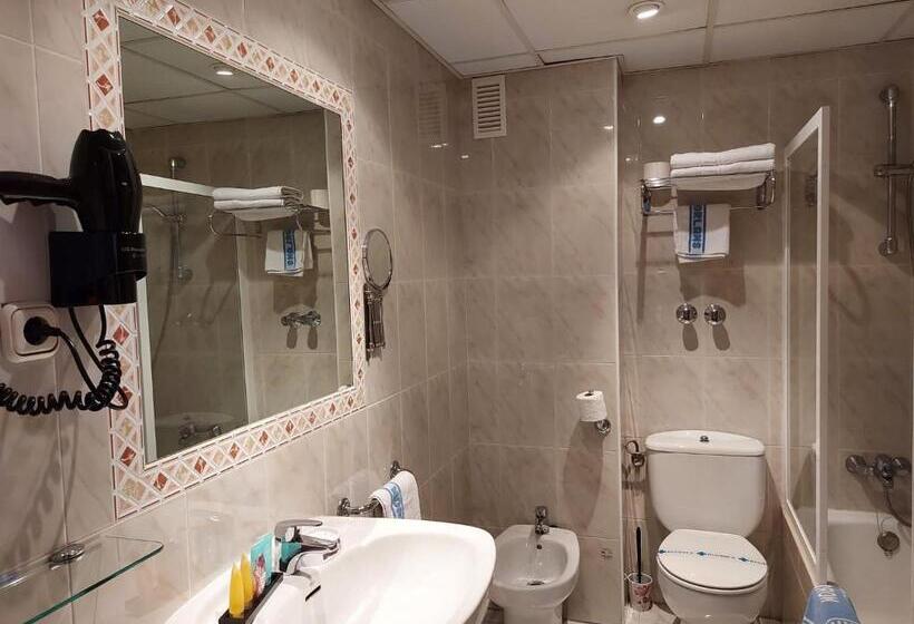 חדר לארבעה סטנדרטי עם מרפסת, Casa Morlans 3000