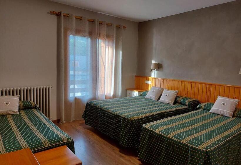 חדר לארבעה סטנדרטי עם מרפסת, Casa Morlans 3000