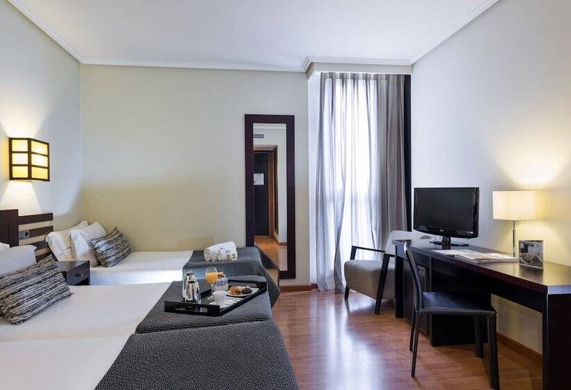 Habitación Triple Estándar, Exe Auriense