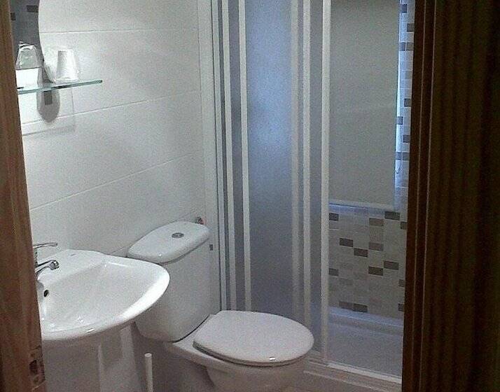 اتاق استاندارد سه نفره, Felix