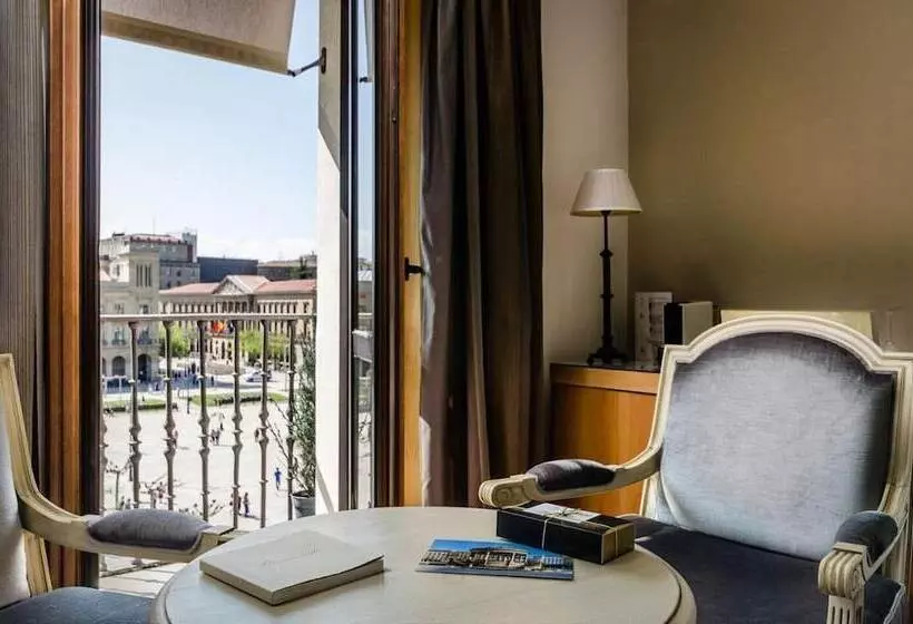 سوییت جونیور, Gran Hotel La Perla