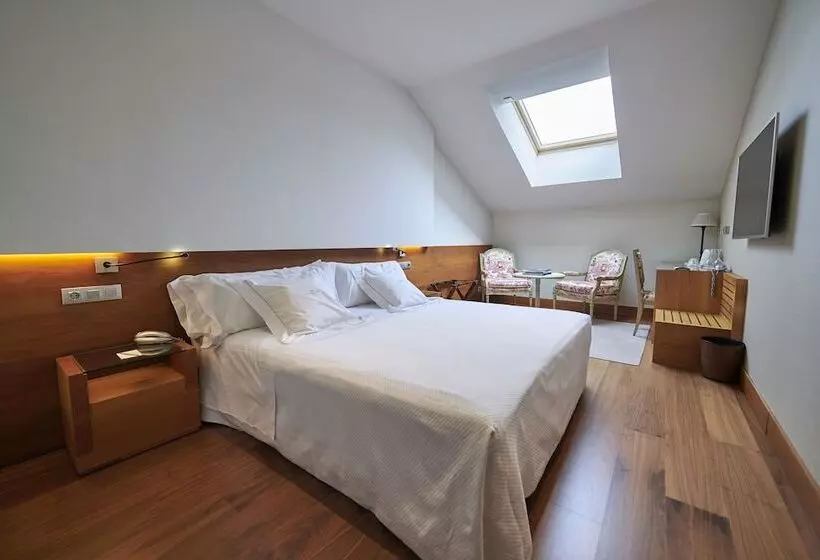Habitaciï¿½n Estï¿½ndar Abuhardillada, Gran Hotel La Perla