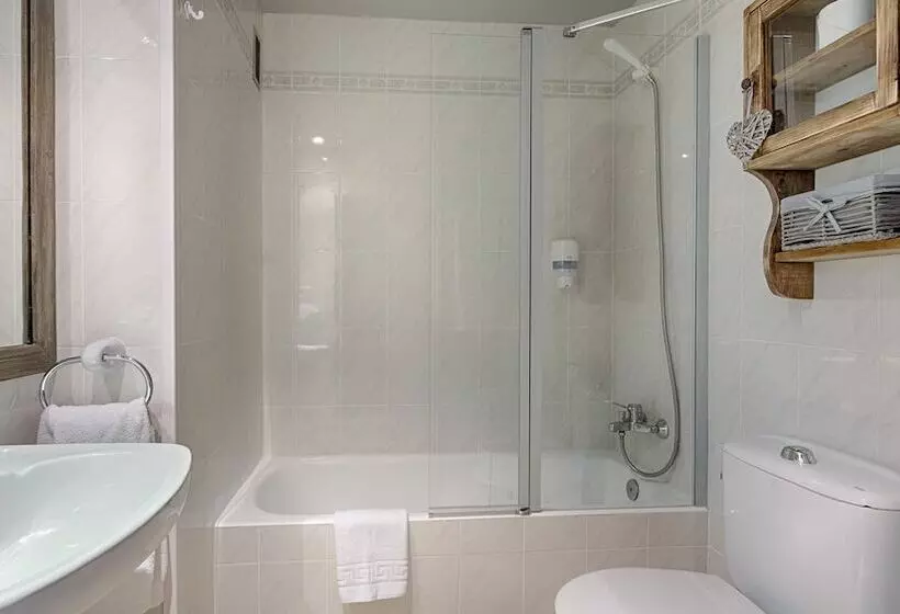 Standard Kolmen Hengen Huone, Ribaeta