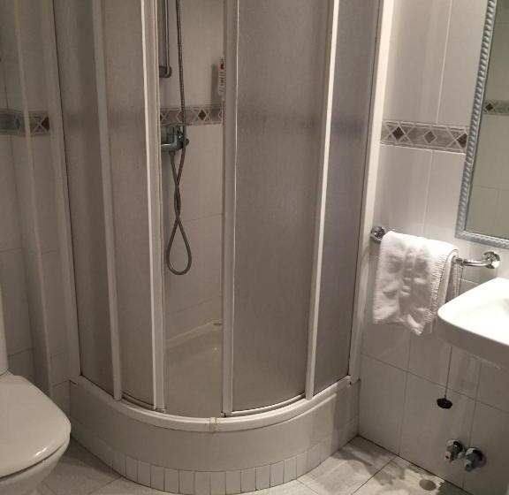 اتاق استاندارد سه نفره, Madrid Rio