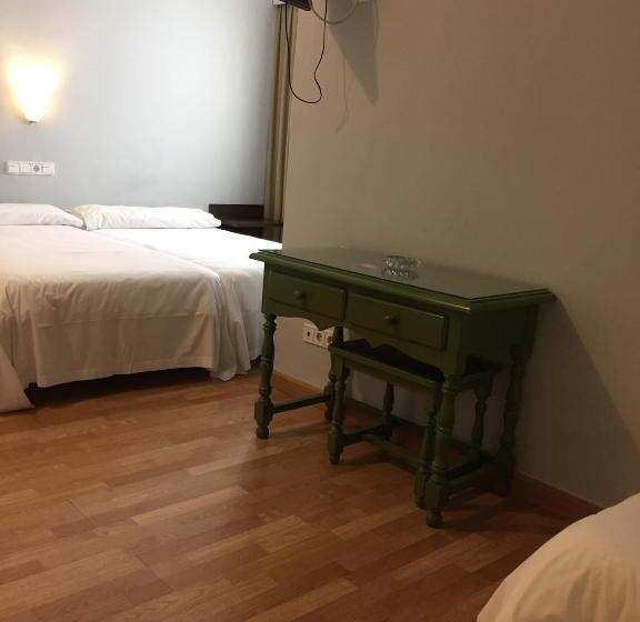 اتاق استاندارد سه نفره, Madrid Rio