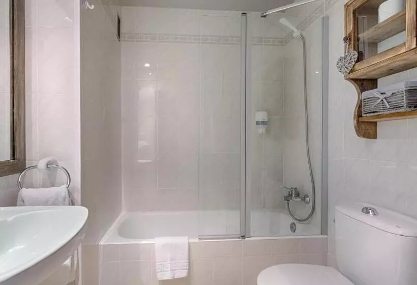 Standard Kolmen Hengen Huone, Ribaeta