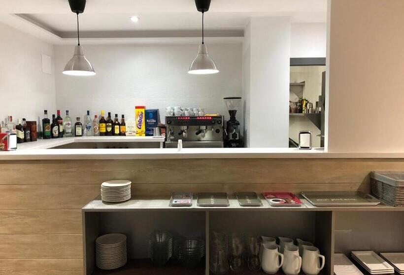 اتاق استاندارد سه نفره, Ribaeta