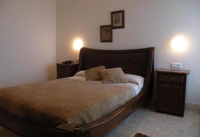 غرفة قياسية مزوَّدة بتراس, Rompeolas