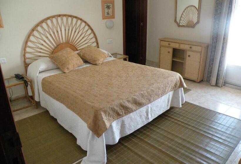 غرفة قياسية مزوَّدة بتراس, Rompeolas