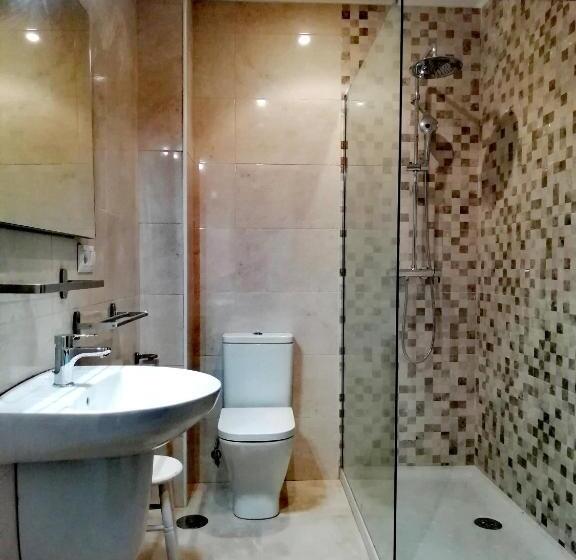 غرفة قياسية مزوَّدة بتراس, Rompeolas