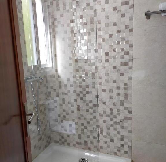 غرفة قياسية فردية, Rompeolas