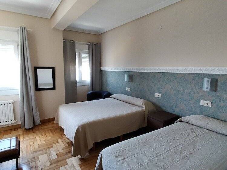 غرفة قياسية مطلّة علي البحر, Rompeolas