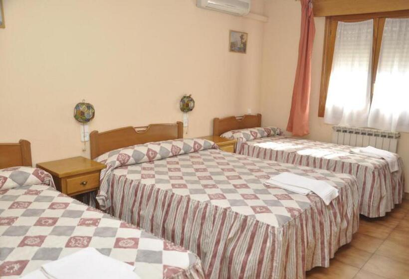 اتاق استاندارد چهار تخته, Tres Arcos