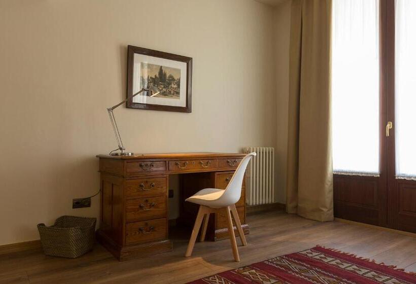 سوییت لوکس, Hostal Sport