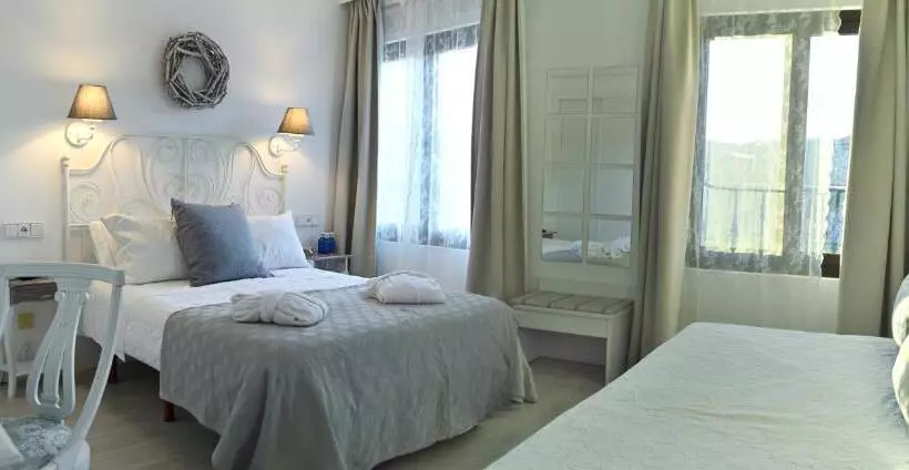 اتاق استاندارد سه نفره, Ares
