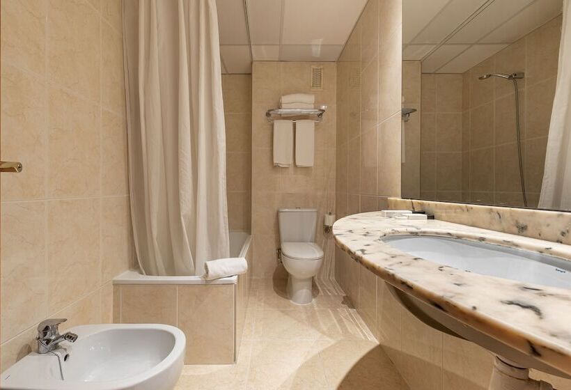 اتاق استاندارد با چشمانداز استخر, Astari