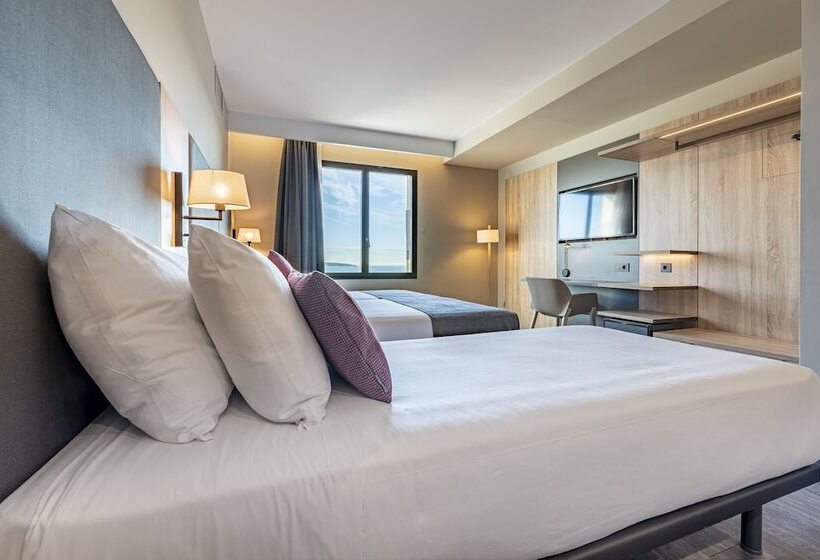 اتاق استاندارد سه تخته با چشمانداز باغ, Astari