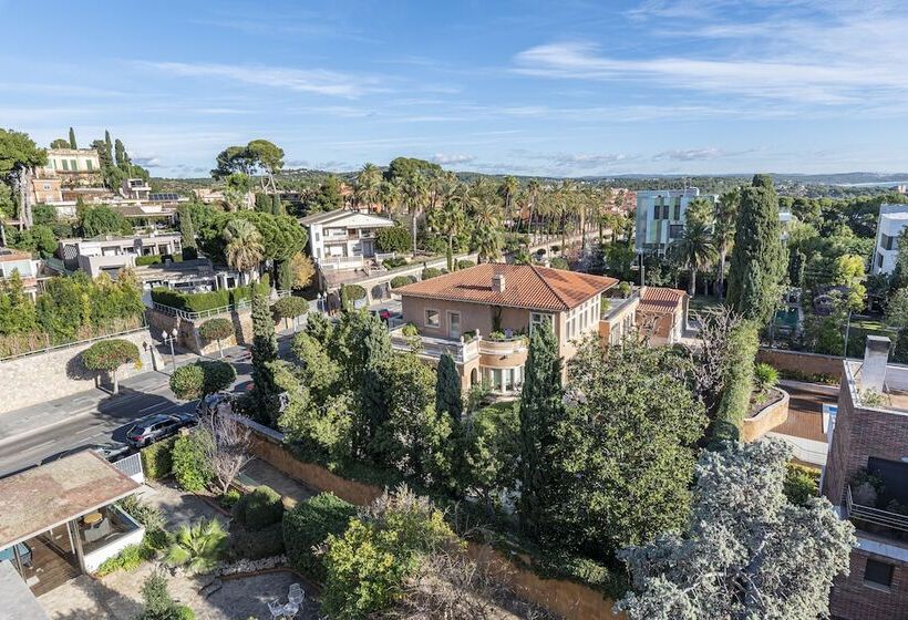 اتاق استاندارد سه تخته با چشمانداز باغ, Astari