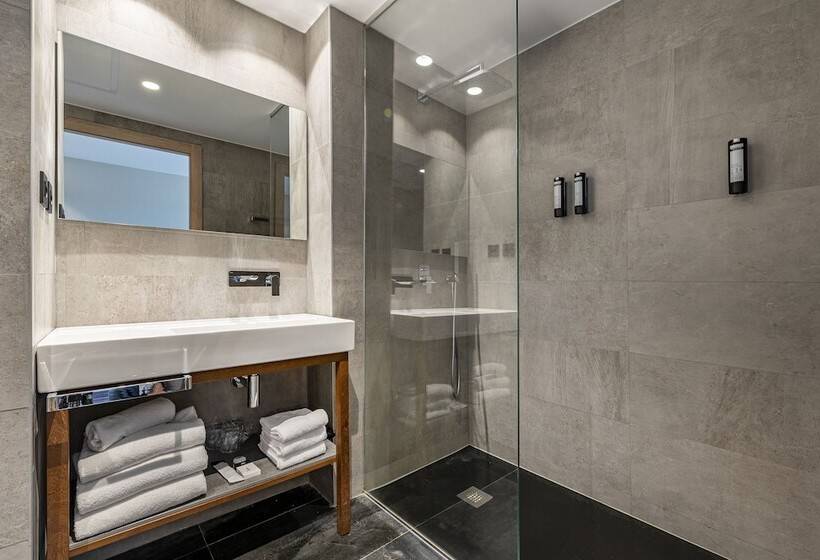 اتاق استاندارد سه تخته با چشمانداز باغ, Astari