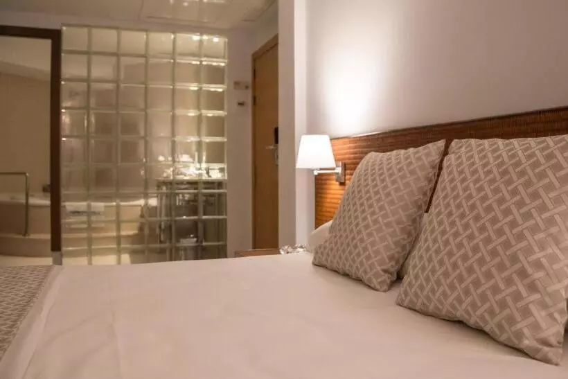 Junior Suite, Carlos Iii