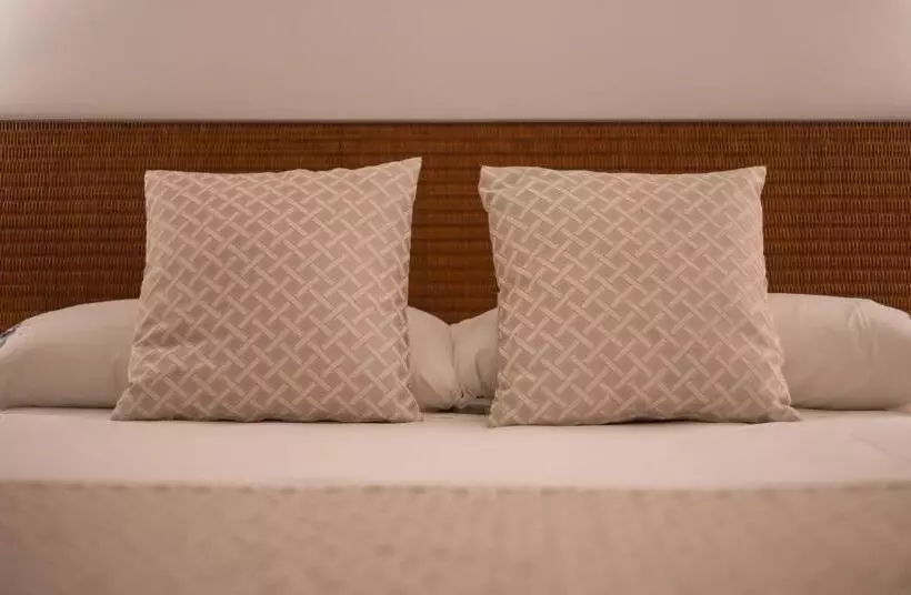 Junior Suite, Carlos Iii