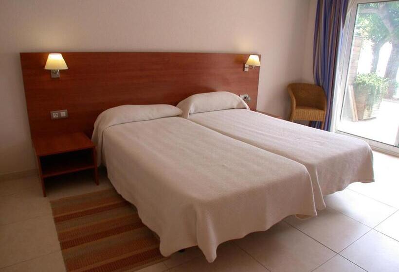 带泳池的标准三人间, Carlos Iii