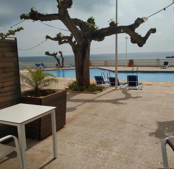 带泳池的标准三人间, Carlos Iii