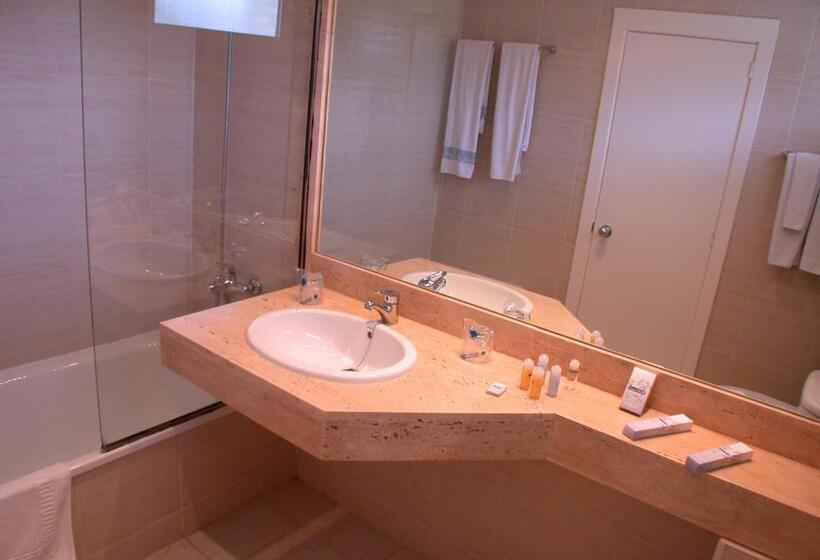 带泳池的标准三人间, Carlos Iii