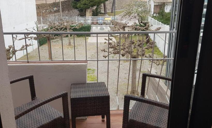 غرفة قياسية رباعية, Checkin Flamingo