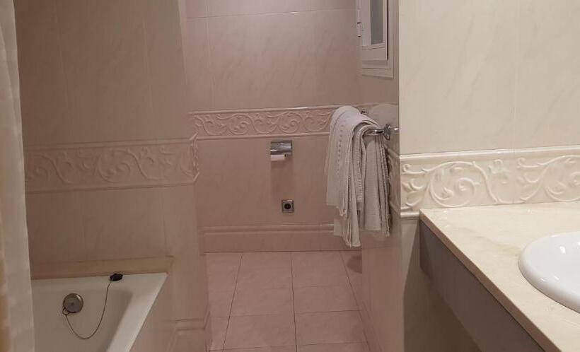 غرفة قياسية رباعية, Checkin Flamingo