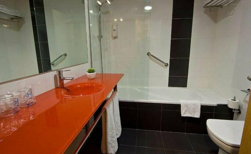 غرفة قياسية ثلاثية, Ele Enara Boutique