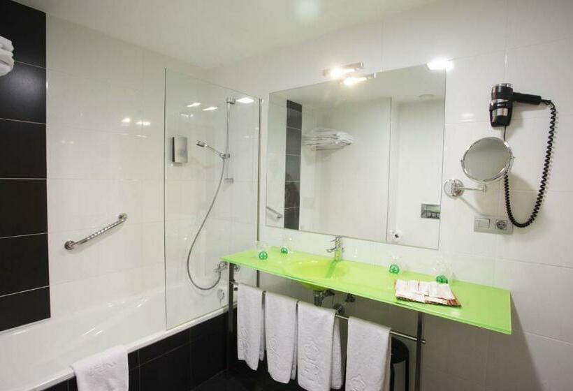 غرفة عائلية, Ele Enara Boutique