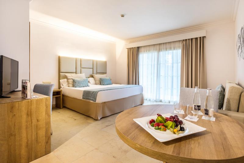 غرفة قياسية ثلاثية, Ele Enara Boutique