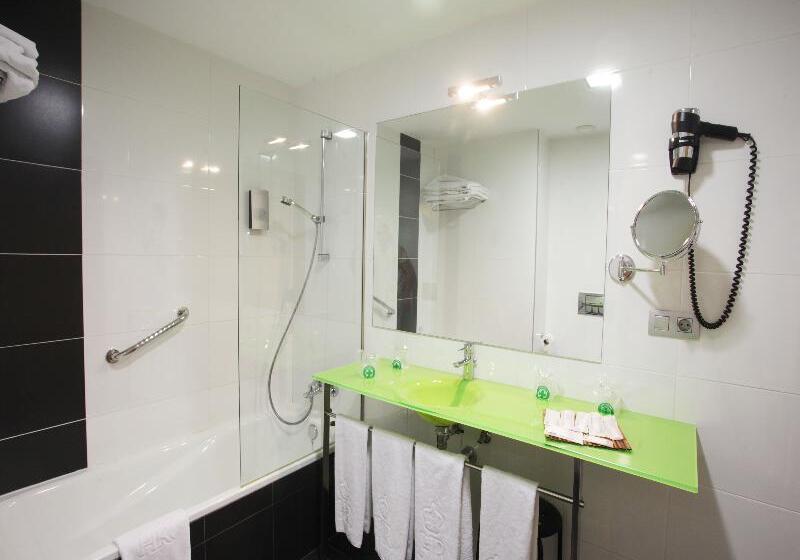 غرفة قياسية ثلاثية, Ele Enara Boutique