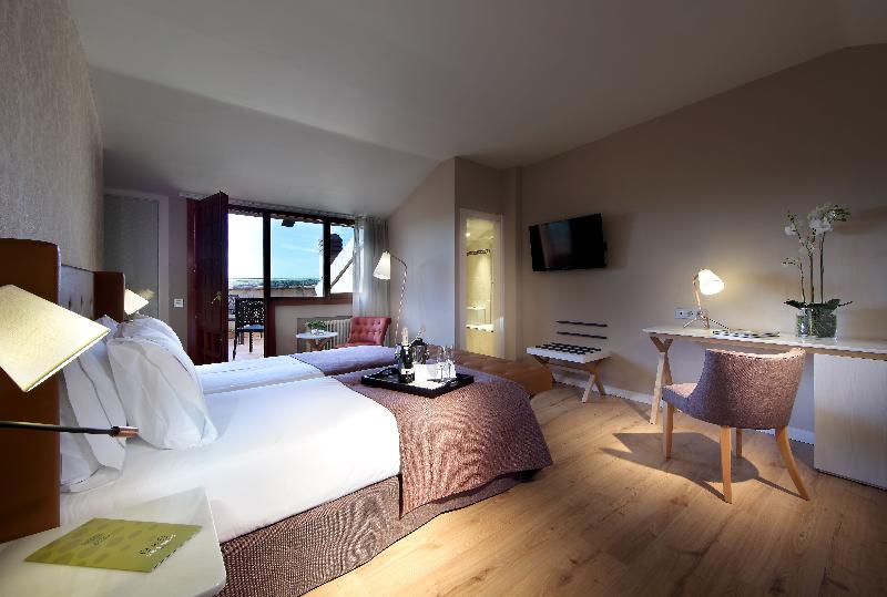 غرفة قياسية, Exe Casa De Los Linajes