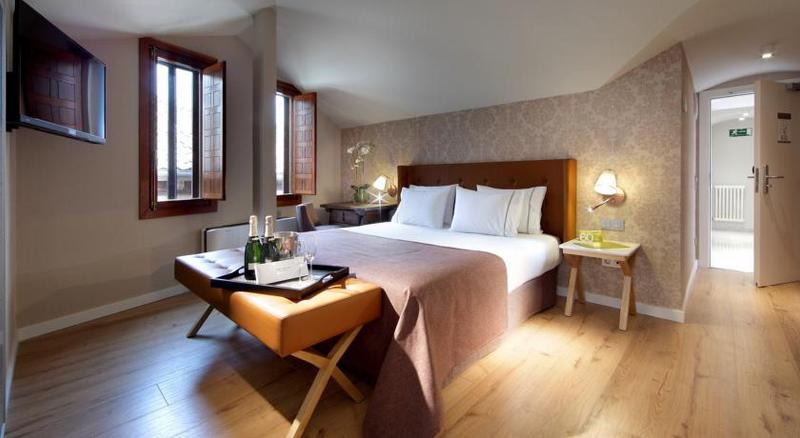 غرفة قياسية, Exe Casa De Los Linajes