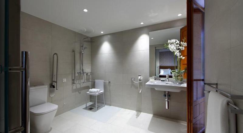 غرفة قياسية ثلاثية, Exe Casa De Los Linajes