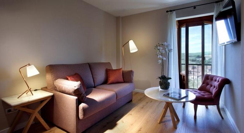 غرفة قياسية ثلاثية, Exe Casa De Los Linajes