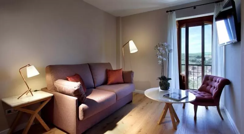 اتاق استاندارد سه نفره, Exe Casa De Los Linajes