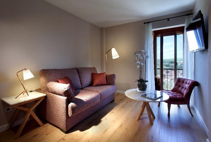 اتاق استاندارد سه نفره, Exe Casa De Los Linajes