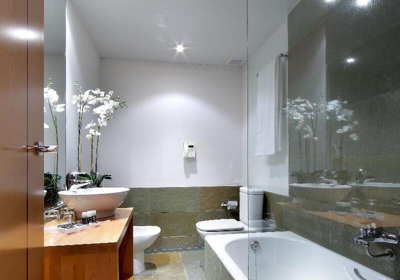 غرفة قياسية, Exe Casa De Los Linajes