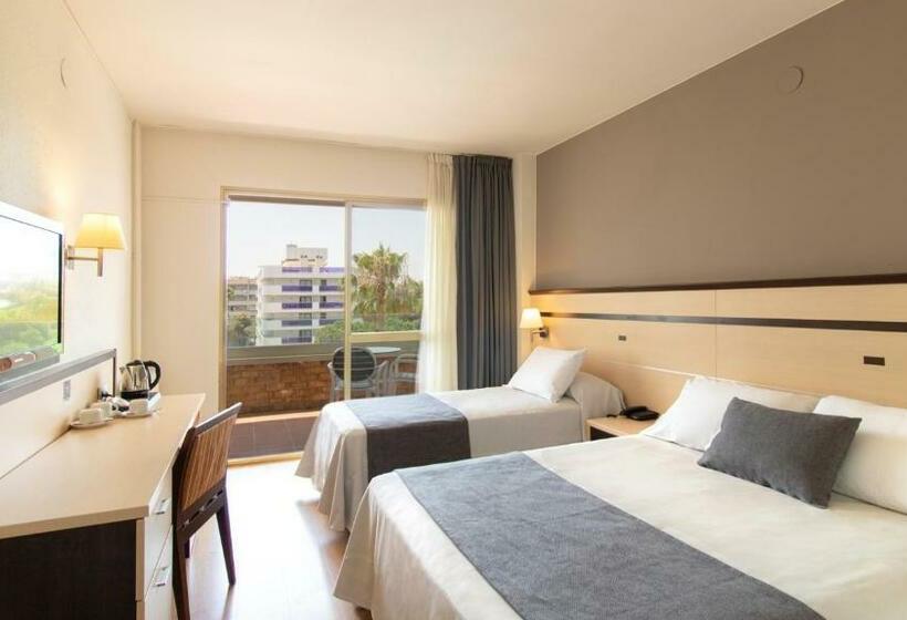 חדר סטנדרט לשלושה עם נוף לבריכה, Golden Port Salou & Spa