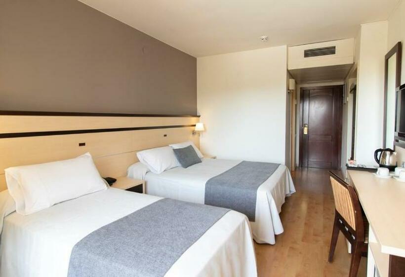 חדר סטנדרט לשלושה עם נוף לבריכה, Golden Port Salou & Spa