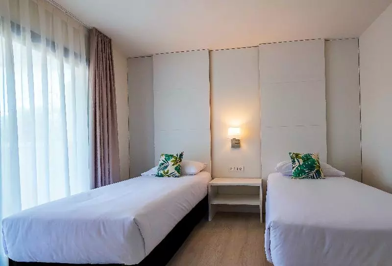 プールビューファミリールーム, Golden Port Salou & Spa