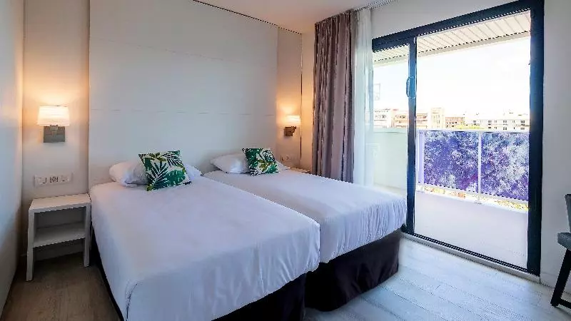 プールビューファミリールーム, Golden Port Salou & Spa