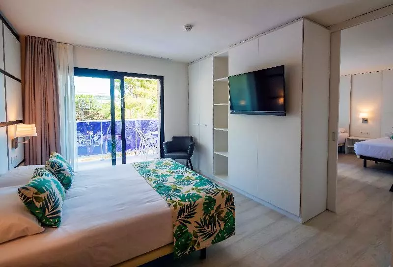 プールビューファミリールーム, Golden Port Salou & Spa