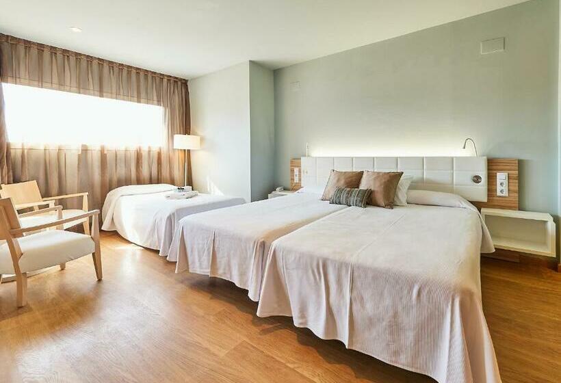 庭の見えるスタンダードトリプルルーム, Monica