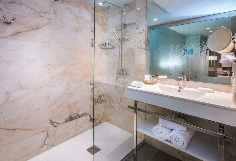 庭の見えるスタンダードトリプルルーム, Monica