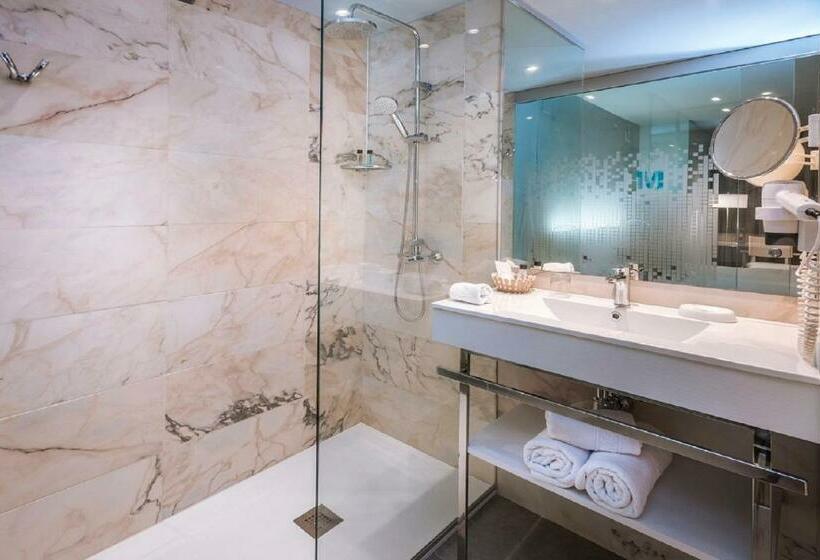 庭の見えるスタンダードトリプルルーム, Monica