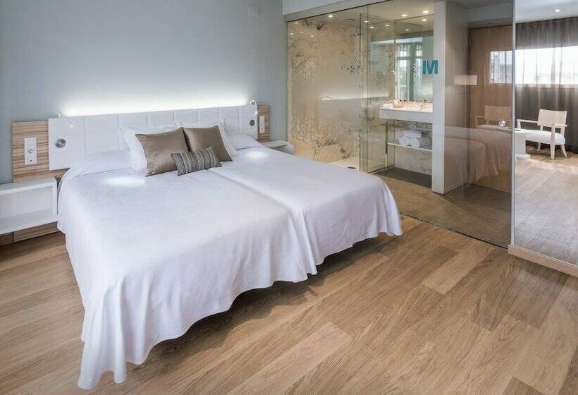 庭の見えるスタンダードトリプルルーム, Monica